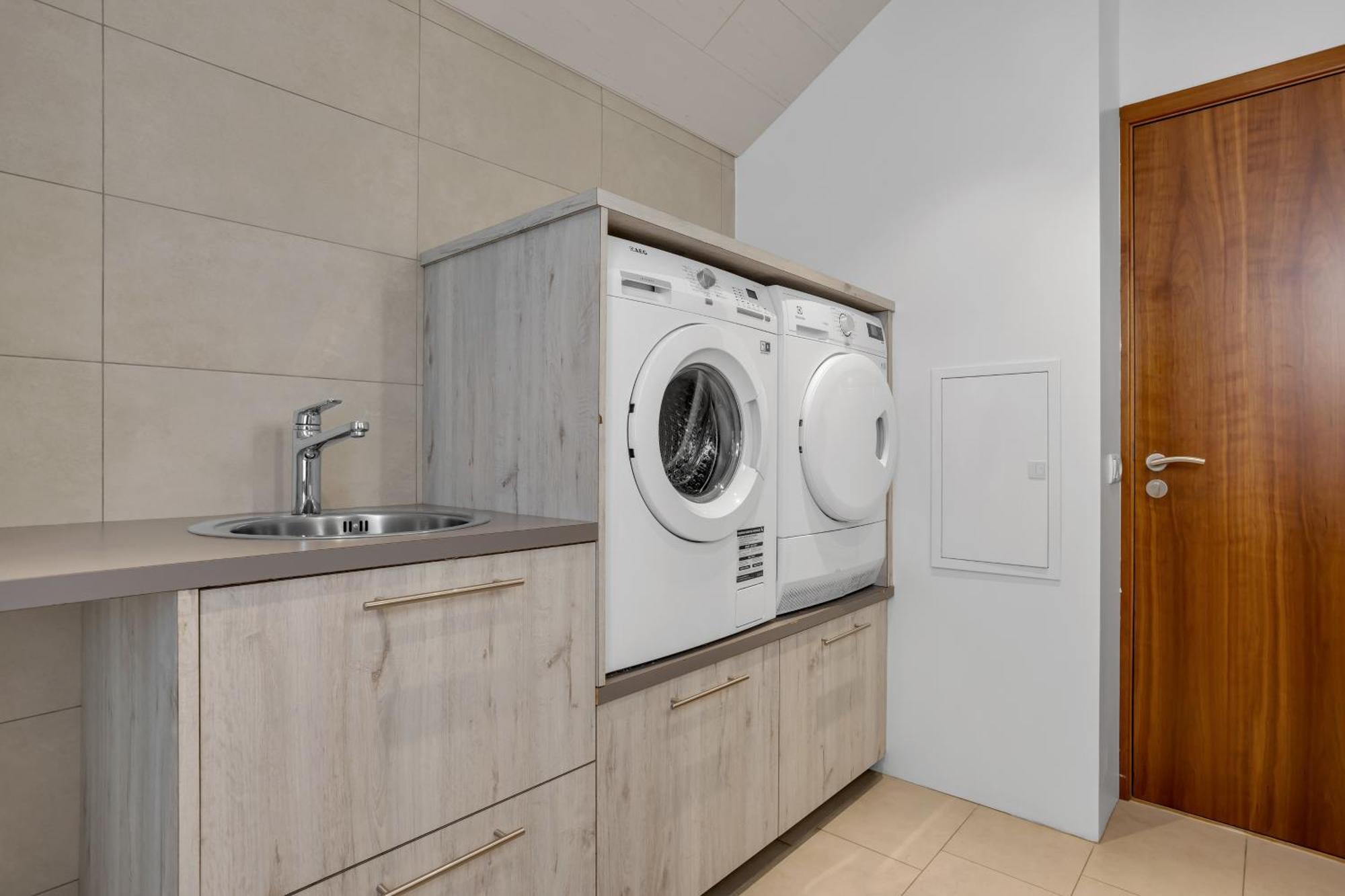 Thorsplan Luxury Apartment ハフナルフィヨルズゥル エクステリア 写真